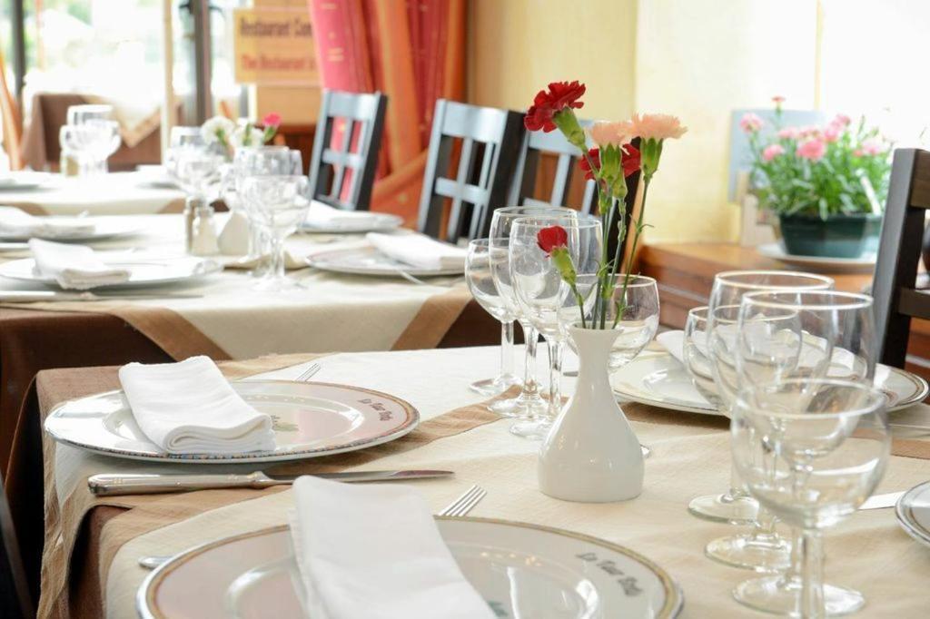 Logis Hotel Et Restaurant La Tour Brette Pontorson Luaran gambar